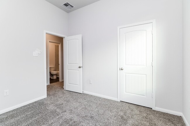 Building Photo - 14735 Country Club Dr