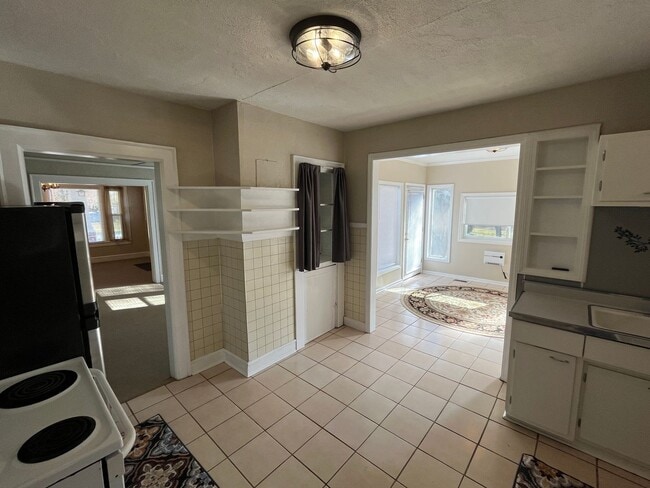 Building Photo - Charming 2-bedroom, 1-bathroom house