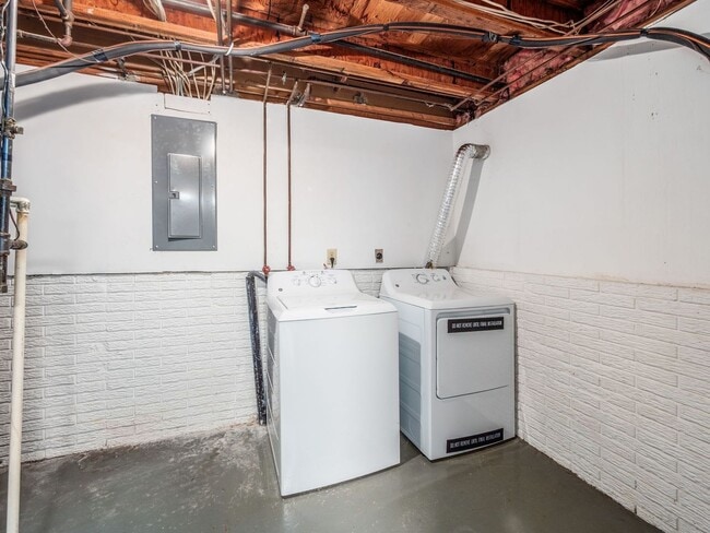 Building Photo - 2017 Queensgate Ln