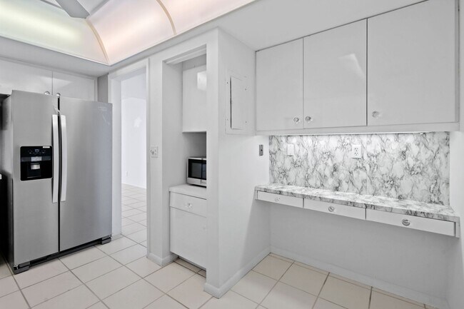 Building Photo - AVAILABLE SOON....Spectacular 2-Bed/2-Bath...