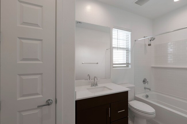 Building Photo - Like Brand New Luxurious Modern 3 Bedroom ...