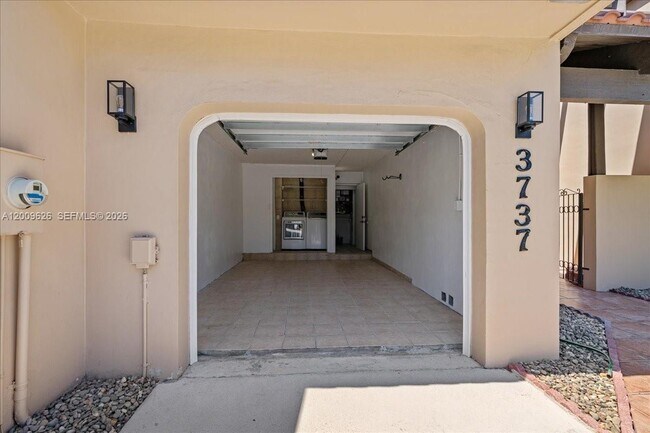 Building Photo - 3737 Alcantara Ave