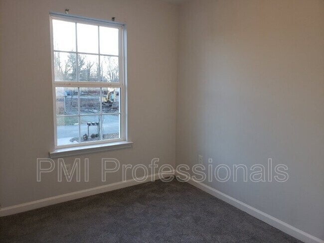 Building Photo - 632 East St