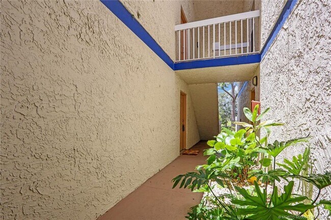 Building Photo - 1504 SE Royal Green Cir