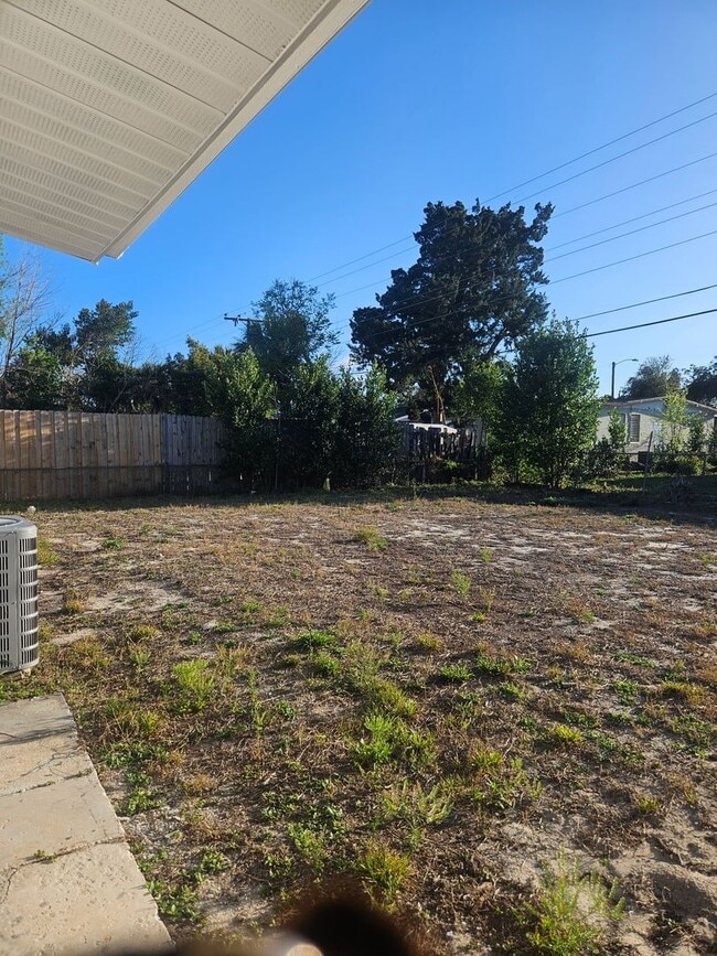 Building Photo - 838 Lewis Dr