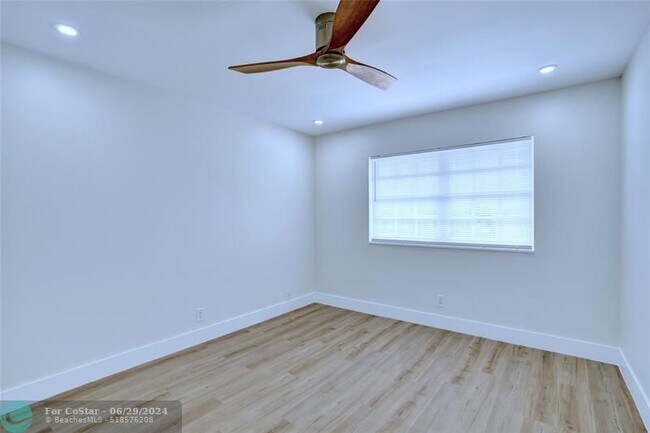 Building Photo - 1407 NE 56th St