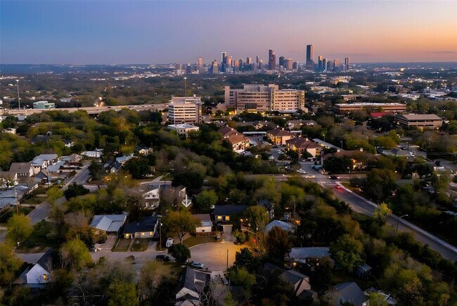 Building Photo - 904 Plateau Cir