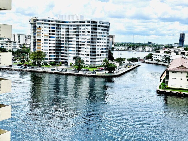 Building Photo - 1817 S Ocean Dr