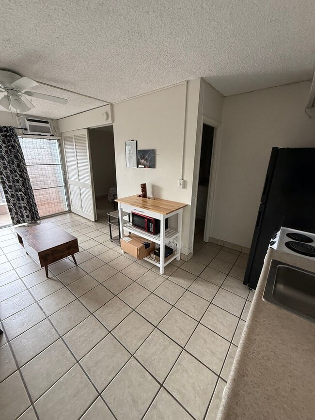 Building Photo - Rarely Available 1-Bedroom Apartment for Rent at Queen’s Villa