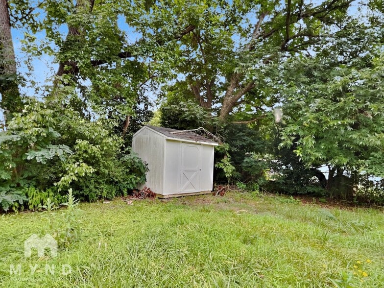 Building Photo - 706 Pond St