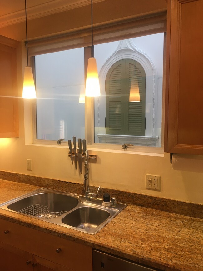 Building Photo - 408 Lombard St