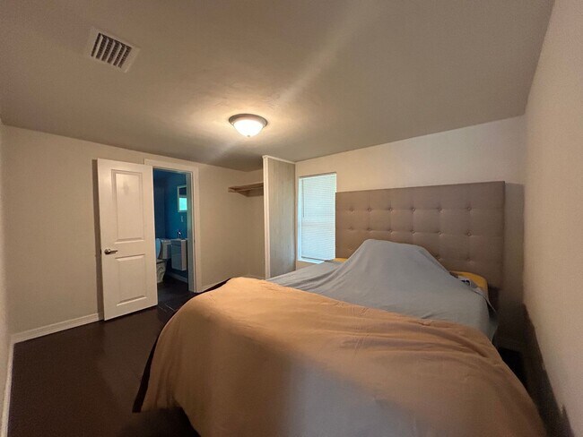 Building Photo - Charming 2 bedroom, 2 bath + bonus office ...