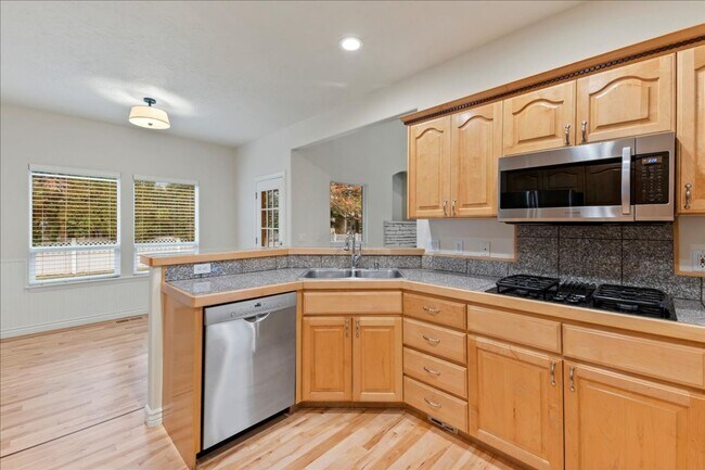 Building Photo - Quiet, Convenient, and Spacious 5 Bedroom 4 Bathroom Home