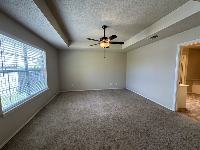 Building Photo - Lovely 3-Bedroom Home with Cozy Fireplace ...