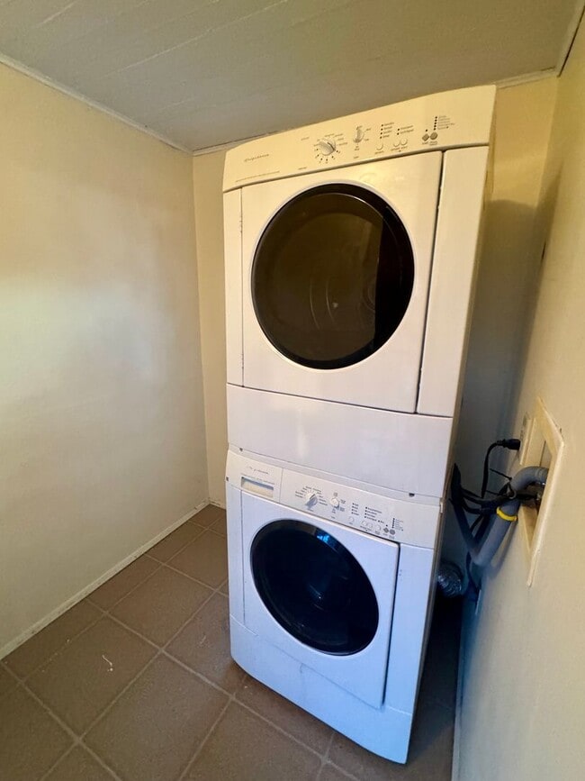 Building Photo - Now Available – Charming 2-Bedroom Cottage in Shelton!