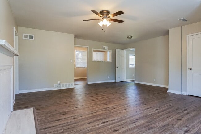 Building Photo - 700 Robison Dr