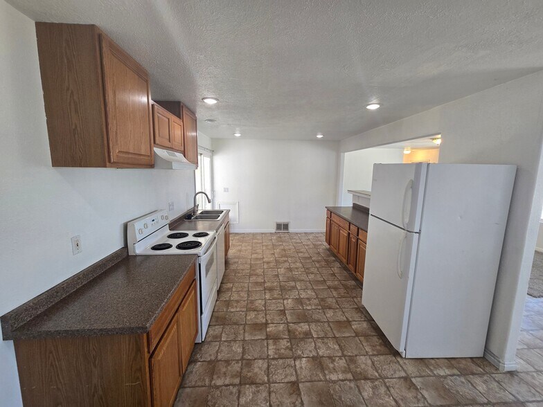 Building Photo - 509 W 200 S