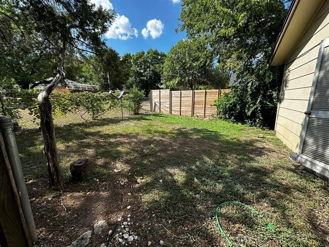 Building Photo - 310 Craigmont Dr