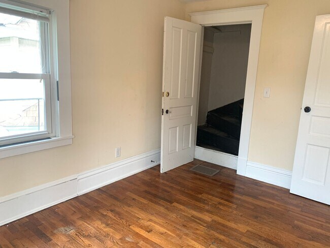 Building Photo - Large 4 Bedroom home!
