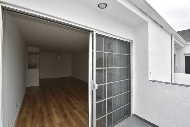 Building Photo - 15007 Burbank Blvd