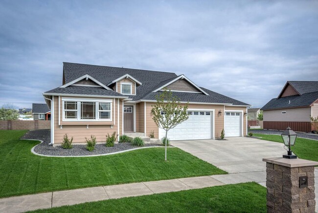 Building Photo - Radiant lake - 3 Bedroom Home