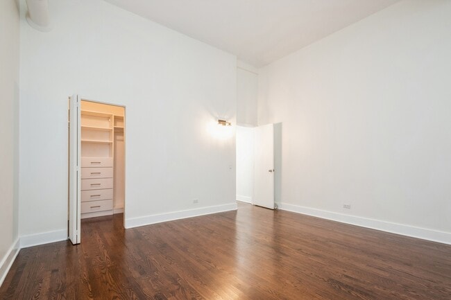 Building Photo - 1100 W Cornelia Ave