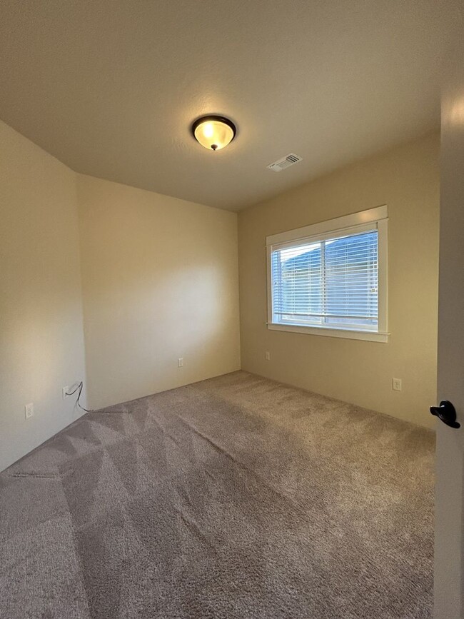 Building Photo - 3 Bedroom 2 Bath Townhome with Attached Ga...