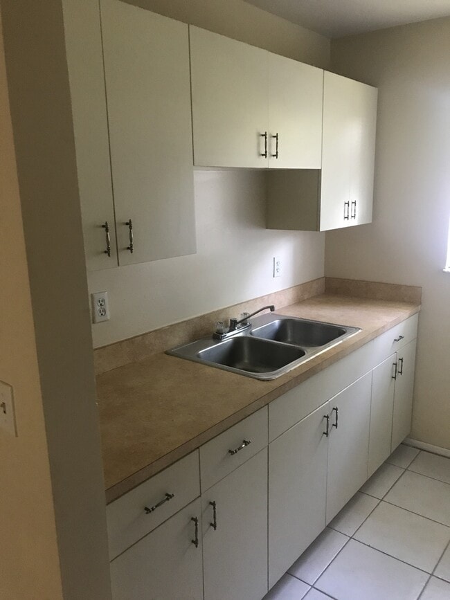 Building Photo - Nice 2 Bedroom 1.1 Bath with Central A/C a...