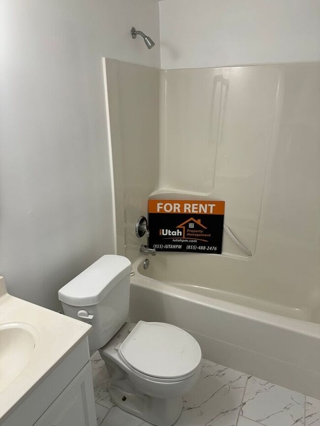 Building Photo - 5 bdrm 3 bth Home 2 Car Garage- Solar Panels! Coming Soon!