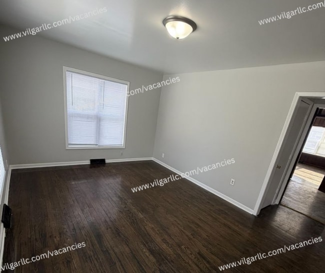 Building Photo - FOR RENT — SPACIOUS 3 BED / 2 BATH HOME