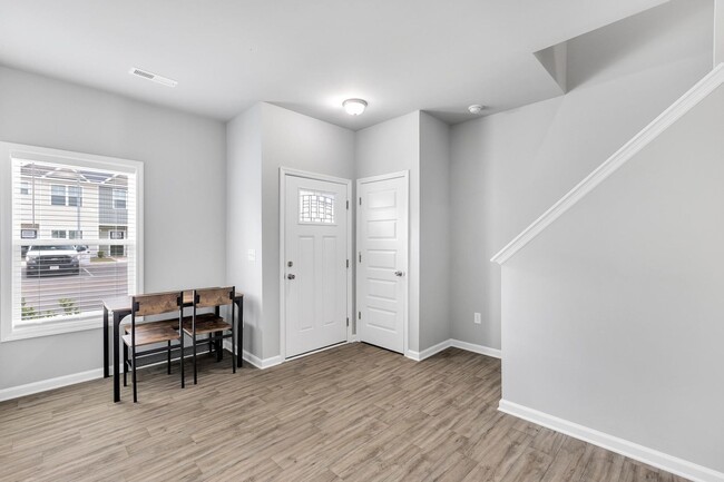 Building Photo - **MOVE IN SPECIAL $500 OFF FIRST MONTHS RE...