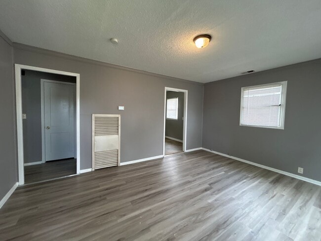 Building Photo - Updated 2-Bedroom, 1-Bathroom Home in Sout...