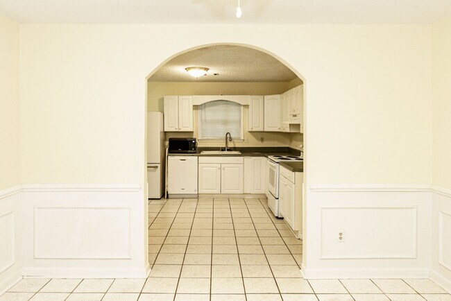 Building Photo - Beautiful 4 bedroom in the heart of Mossy ...