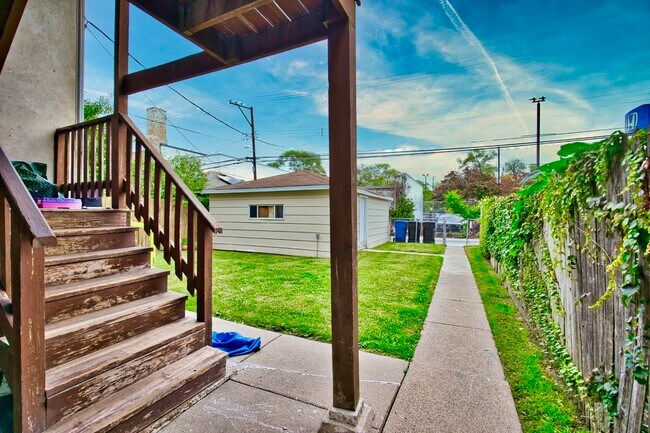 Building Photo - 6609 N Artesian Ave