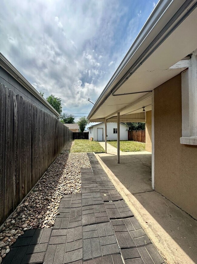 Building Photo - 2 Bedroom 1 Bath Duplex Available Mid Augu...