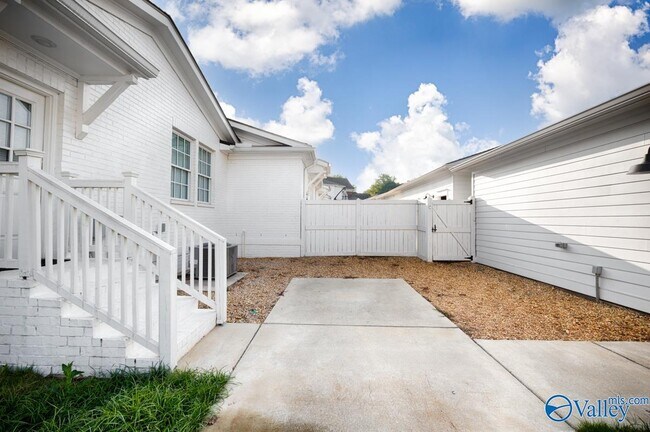 Building Photo - 200 St Louis St