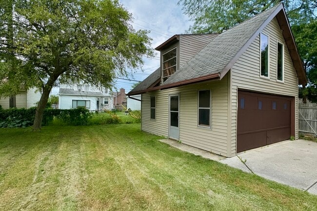Building Photo - 1676 Stanhope St