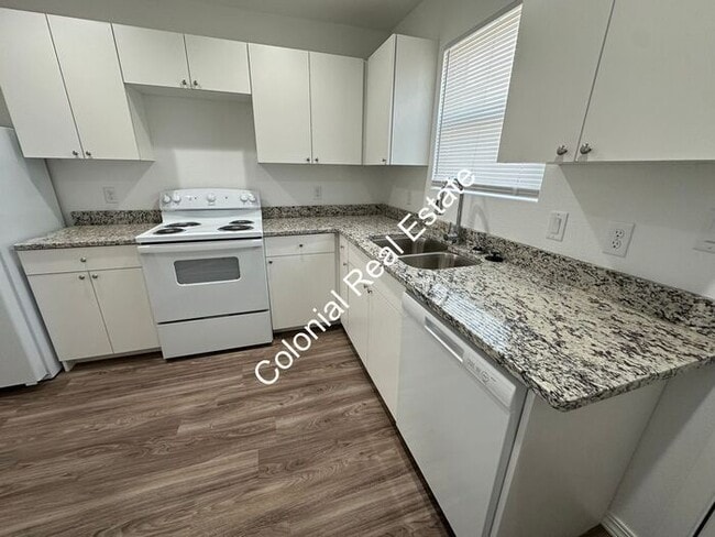 Building Photo - Spacious and updated 2 bedroom 2 bathroom apartment for rent. Central heat and air, granite count...