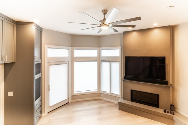 Building Photo - One-Of-A-Kind, Completely Remodeled 2 Bed ...