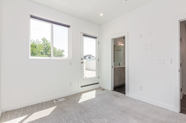 Building Photo - Beautiful Sloans lake Two Bed / Two and a ...