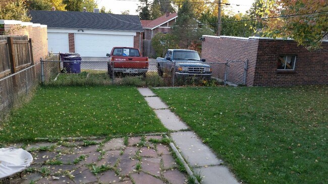 Building Photo - SUPER CUTE 1 BDRM IN DUPLEX HOME IN SLOAN'S LAKE AREA! GARAGE AND FENCED YARD!