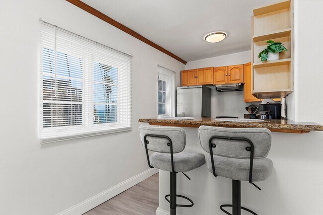 Building Photo - Charming comfy Studio in La Jolla Village!