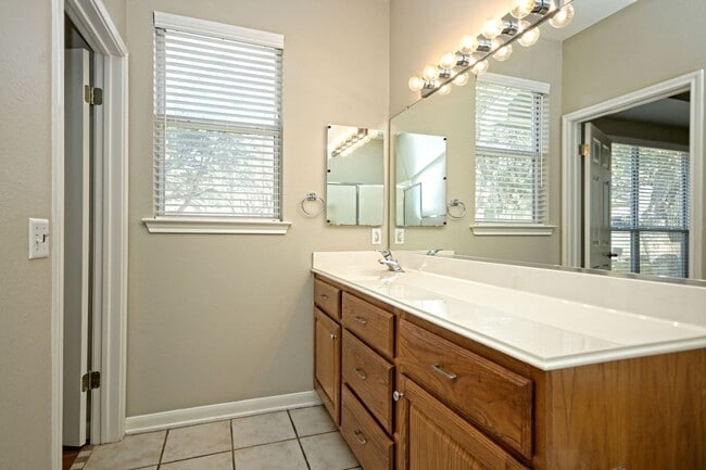 Building Photo - 106 Sunflower St