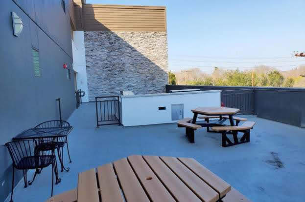 Sun deck and grill - 2585 El Camino Real