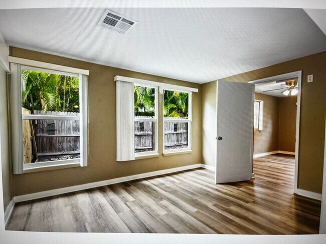 Building Photo - Upgraded 2BR/2BA Home Just Minutes from Vero Beach