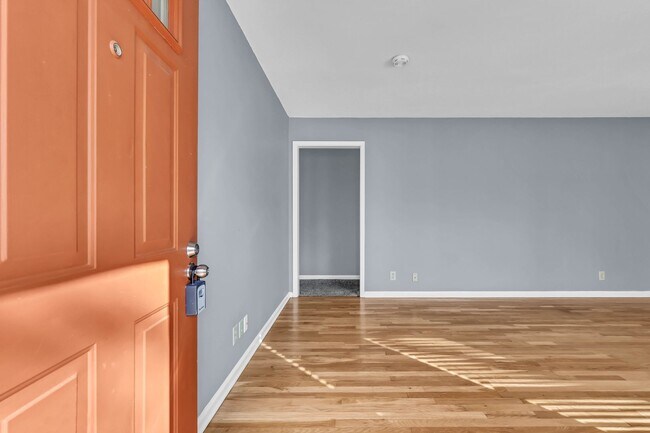 Building Photo - 171 W Regent Dr