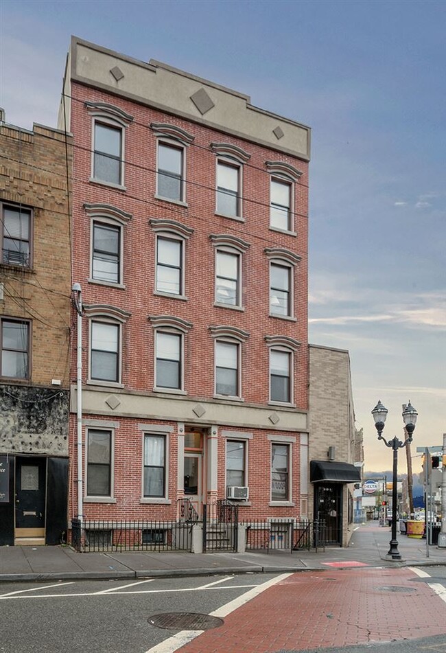 Building Photo - 145 Brunswick St