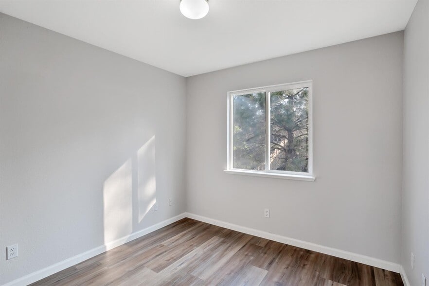 The view of one of the upstairs bedrooms from the doorway. - 3038 Courtside Dr