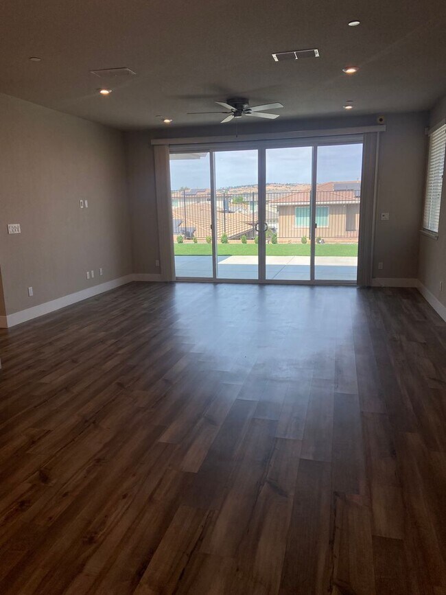 Building Photo - El Dorado Hills  - Saratoga Estates, Gated Community. 4 Bdrm, 3 Bath