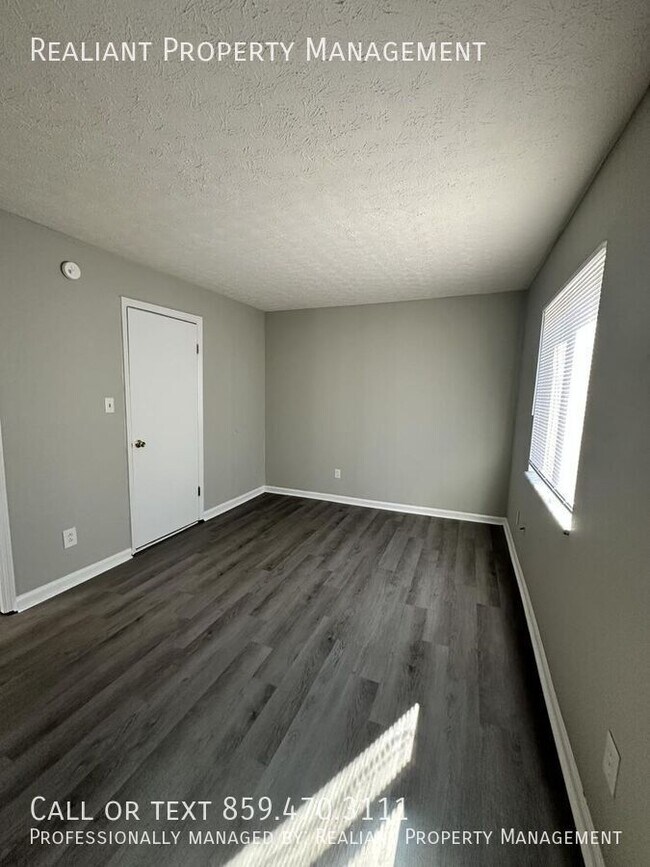 Building Photo - 208 Lakeshore Dr